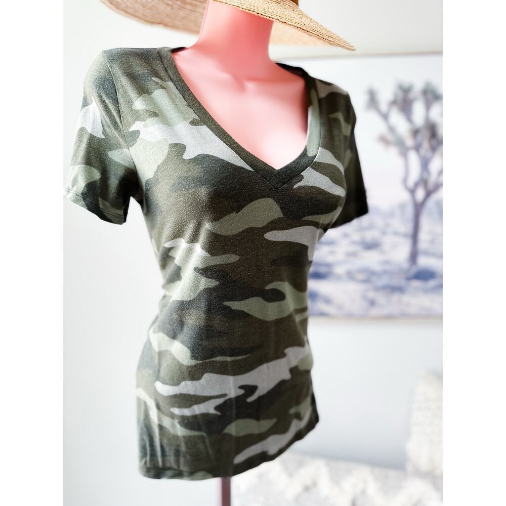 Victoria’s Secret Pink Coffee Runs + Gym days casual camo cutie V-neck tee - Picture 2 of 3